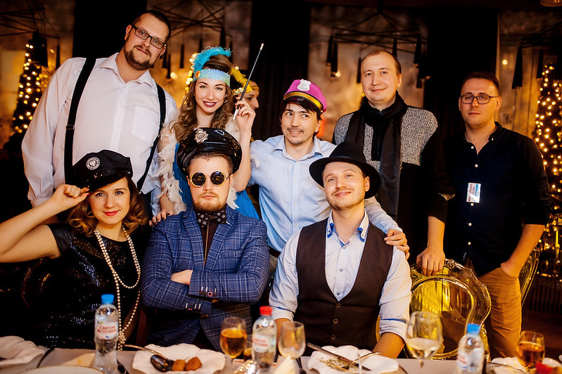 Команда компании празднует Новый год в ресторане Челябинске