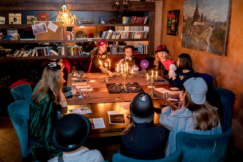 Дети разгадывают загадки в семейном квесте Хэллоуина в Chelyabinsk