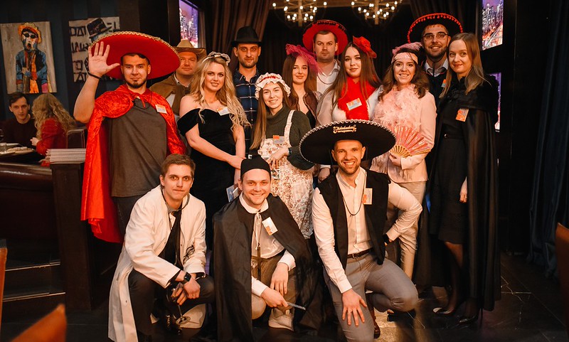 Корпоратив на Новый год в Chelyabinsk — празднично украшенный банкетный зал