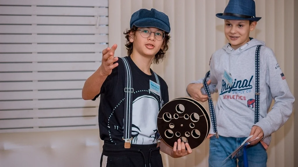 Квест на 23 февраля для детей «Приют для убийцы»: убийство режиссера не помешает съемкам блокбастера.