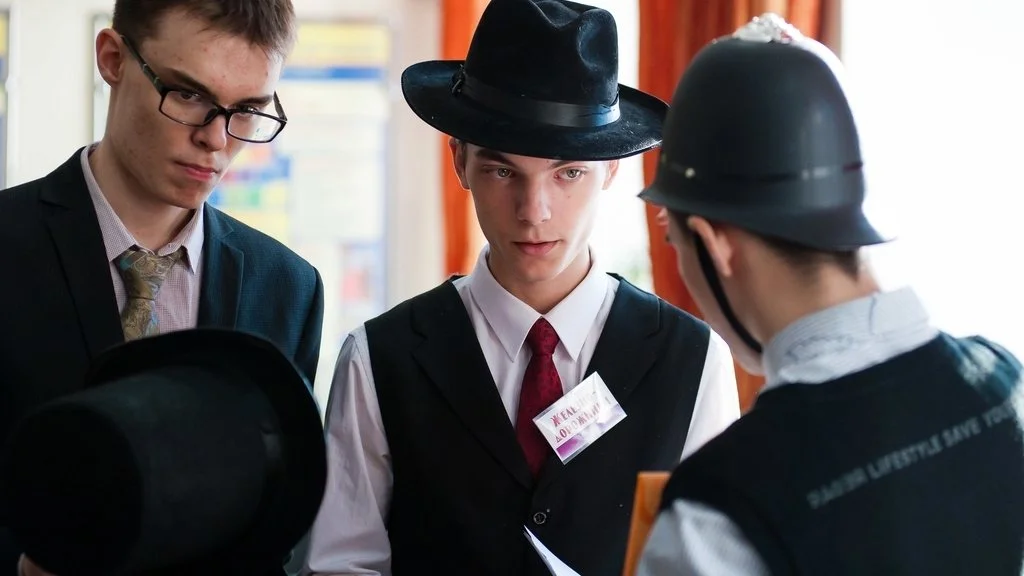 Квест на 23 февраля в школе «Ставки сделаны »: Джентльмены убеждают полицейского в своей порядочности.